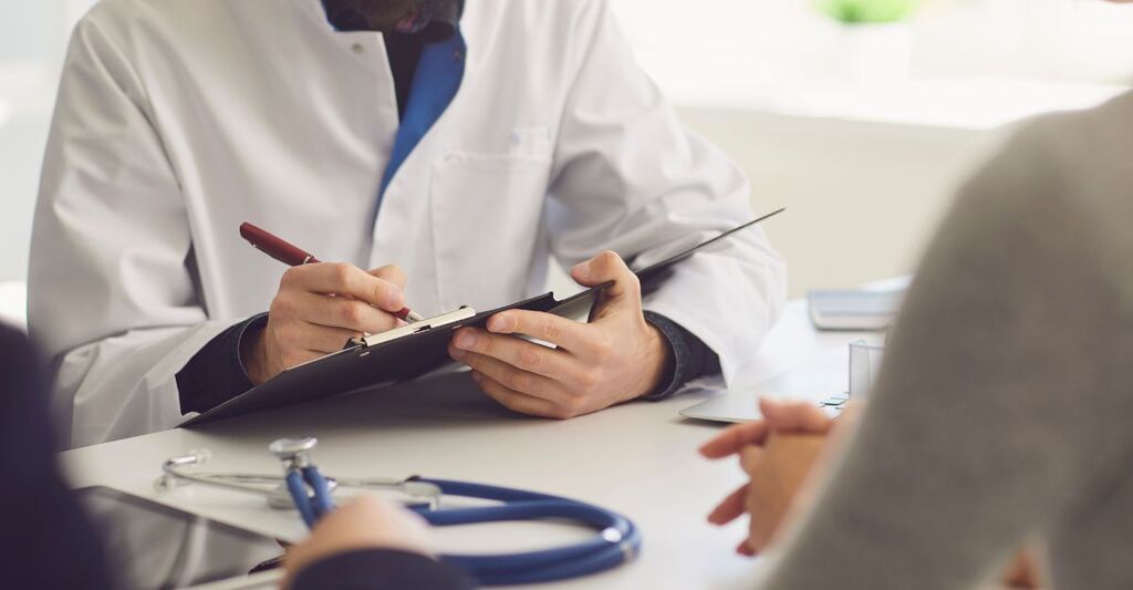 dottore scrive ricetta