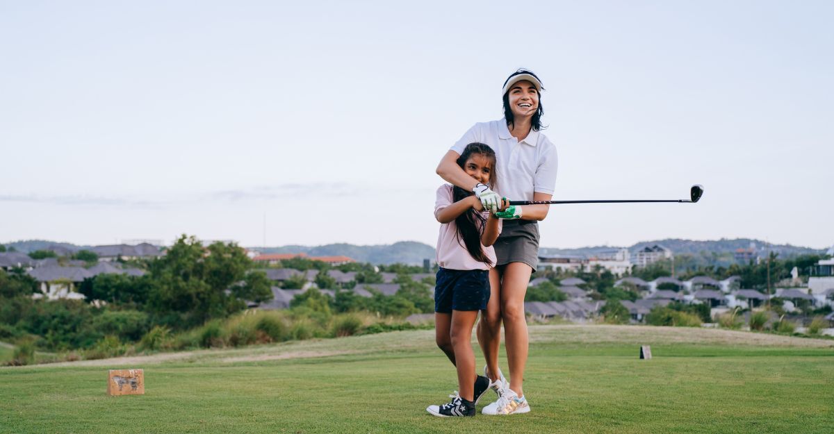 Una madre e una figlia che giocano a golf