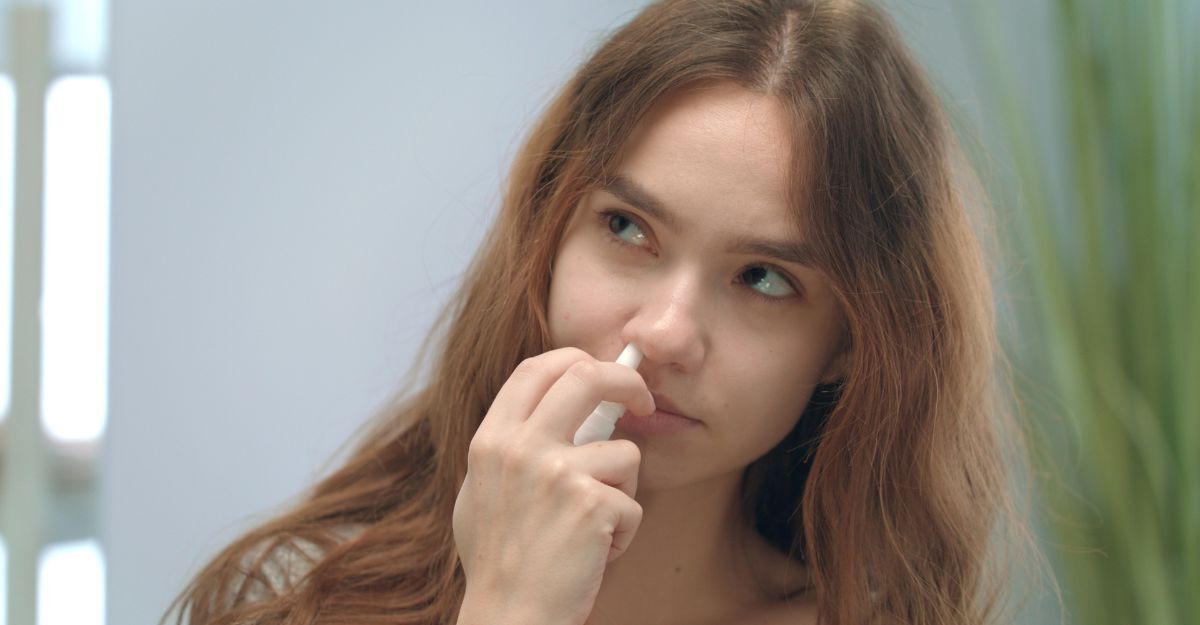 Una ragazza che usa un inalatore nasale