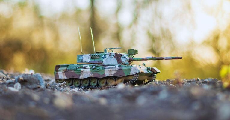 Carrarmato in miniatura dipinto con i motivi del camouflage