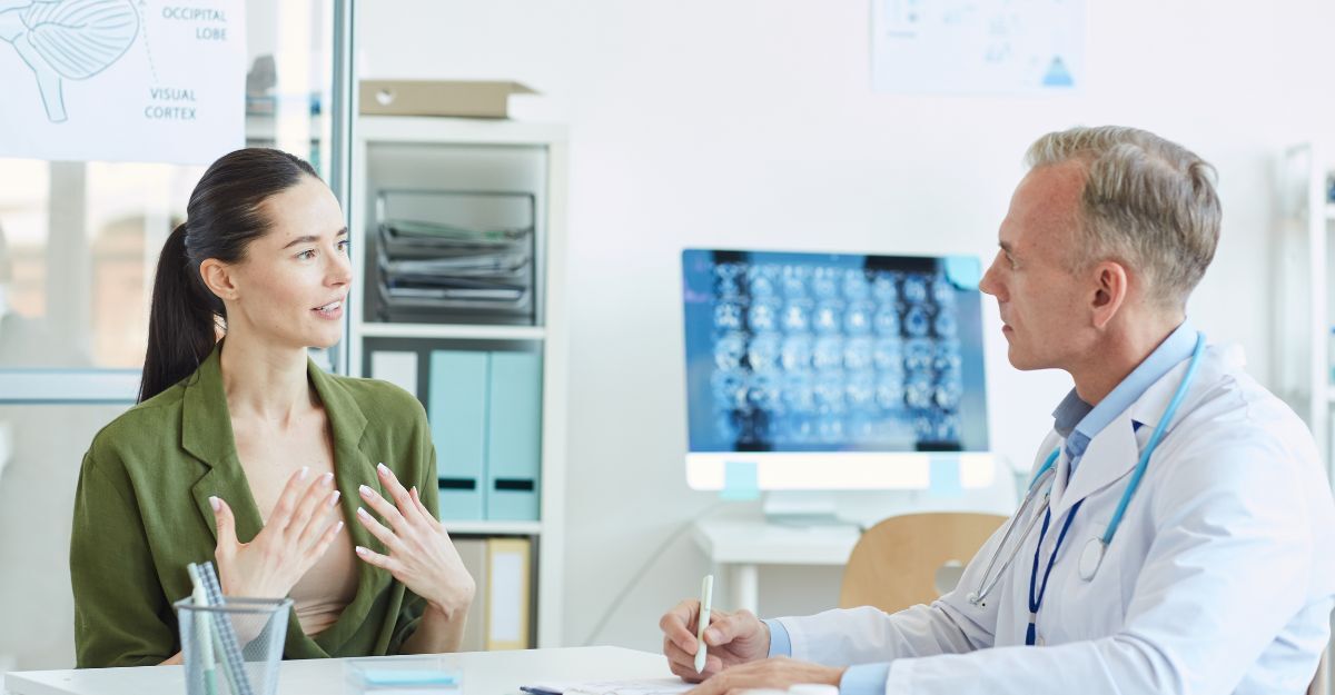 Una donna che parla con un medico all'interno di uno studio