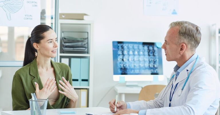 Una donna che parla con un medico all'interno di uno studio