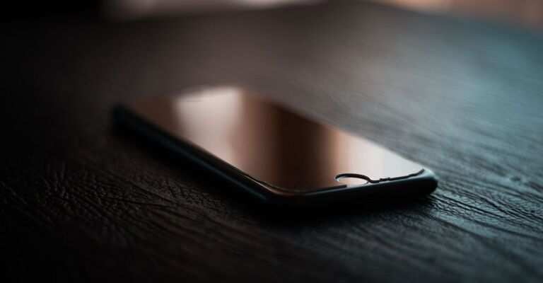 Un telefono spento su un tavolo