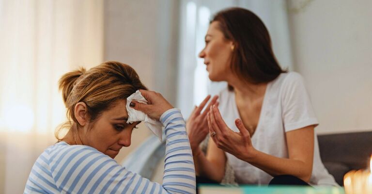 Due sorelle adulte che si confrontano mentre una delle due sta piangendo