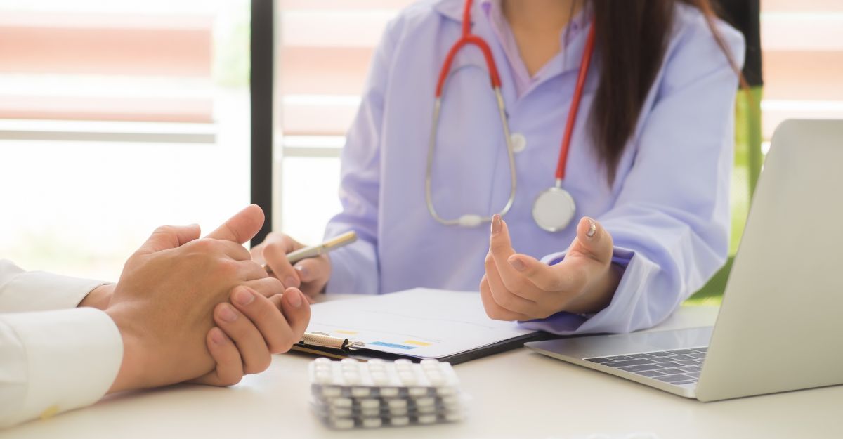 dottoressa parla con paziente