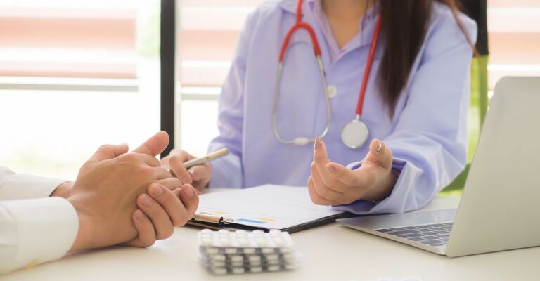 dottoressa parla con paziente