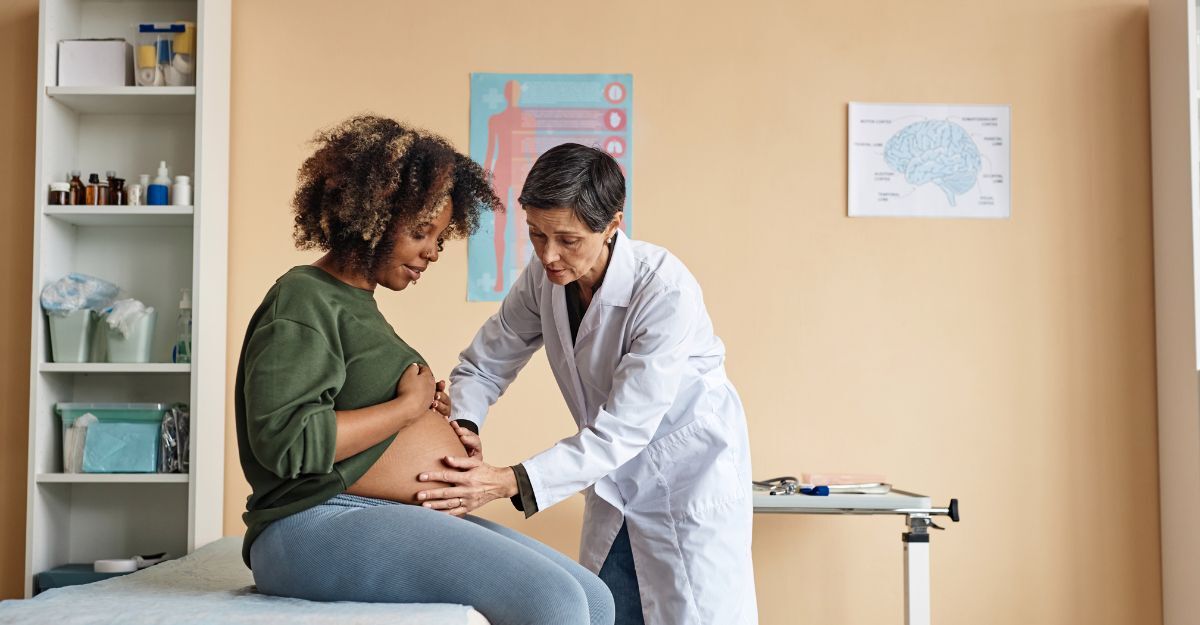 Una dottoressa visita una donna in gravidanza