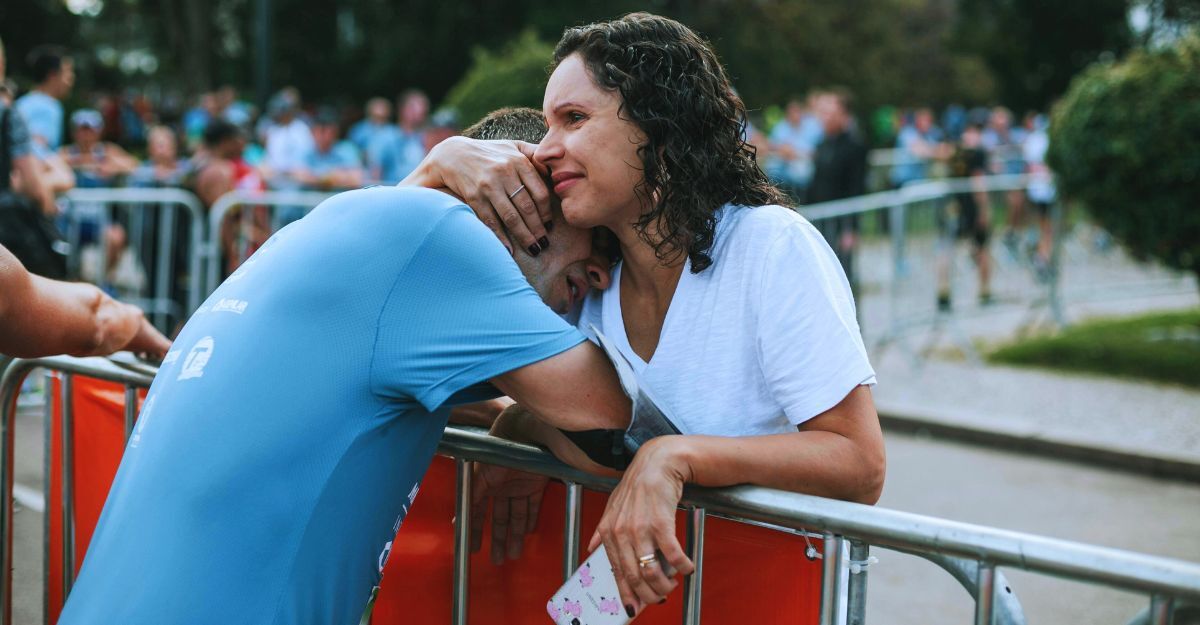 Donna che abbraccia il marito che ha appena finito una maratona