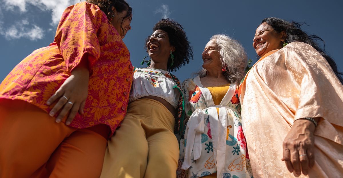 donne sorridenti si abbracciano