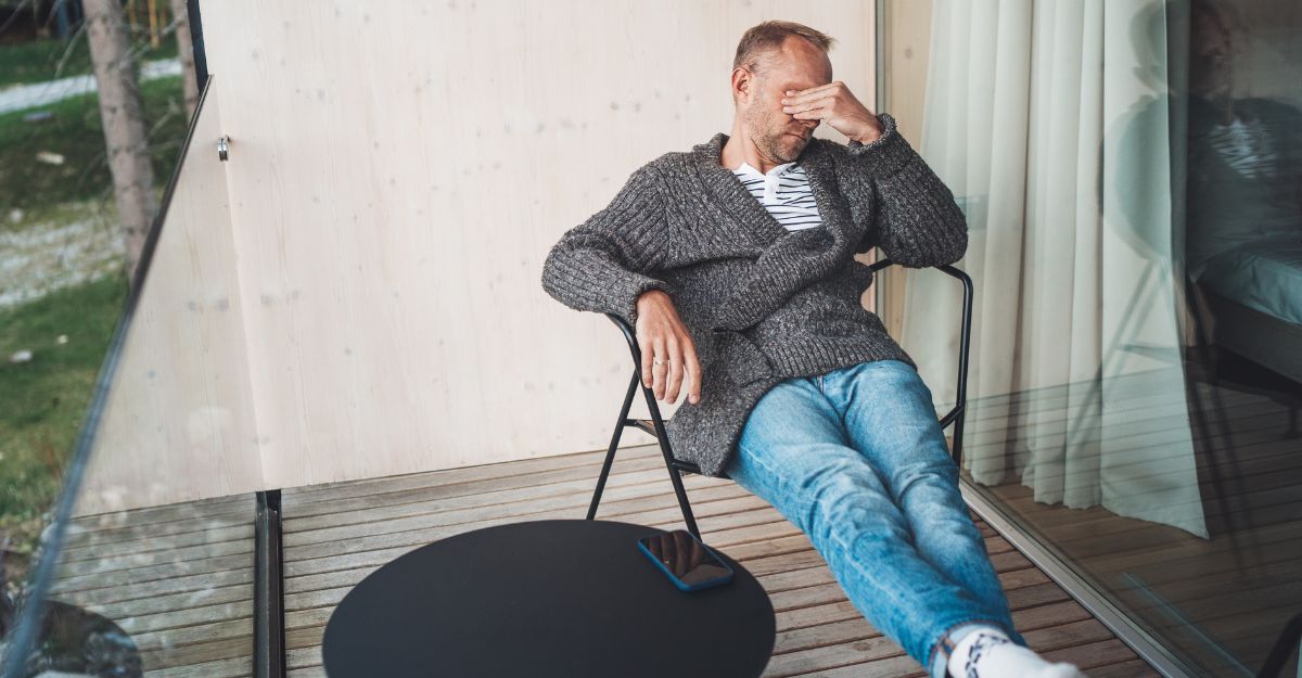 uomo-seduto-in-giardino-pensieroso