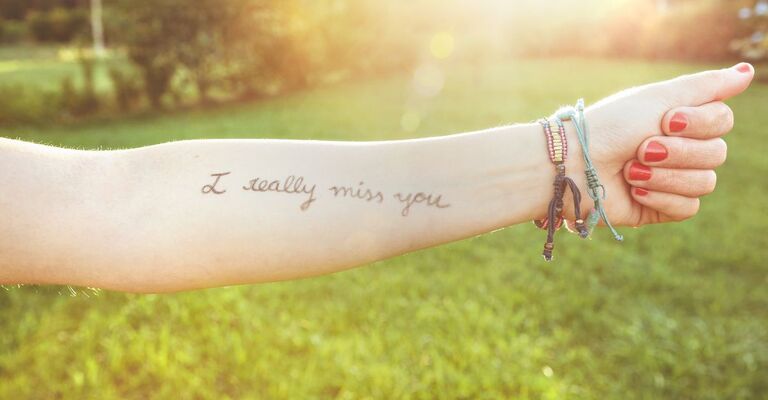 ragazza con un tatuaggio sul braccio