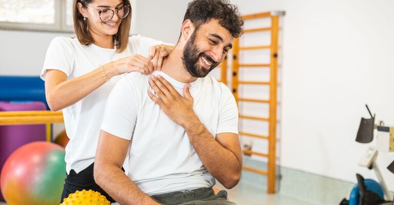 Una specialista visita la mobilità del collo di un uomo