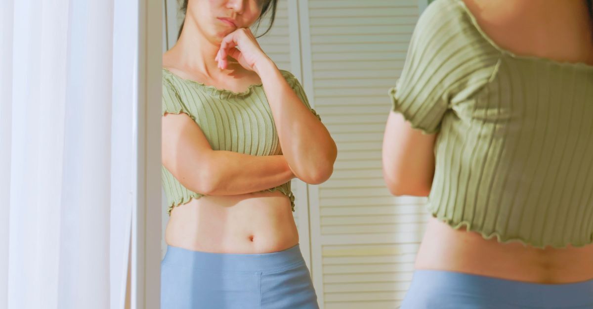 donna si grada allo specchio insoddisfatta