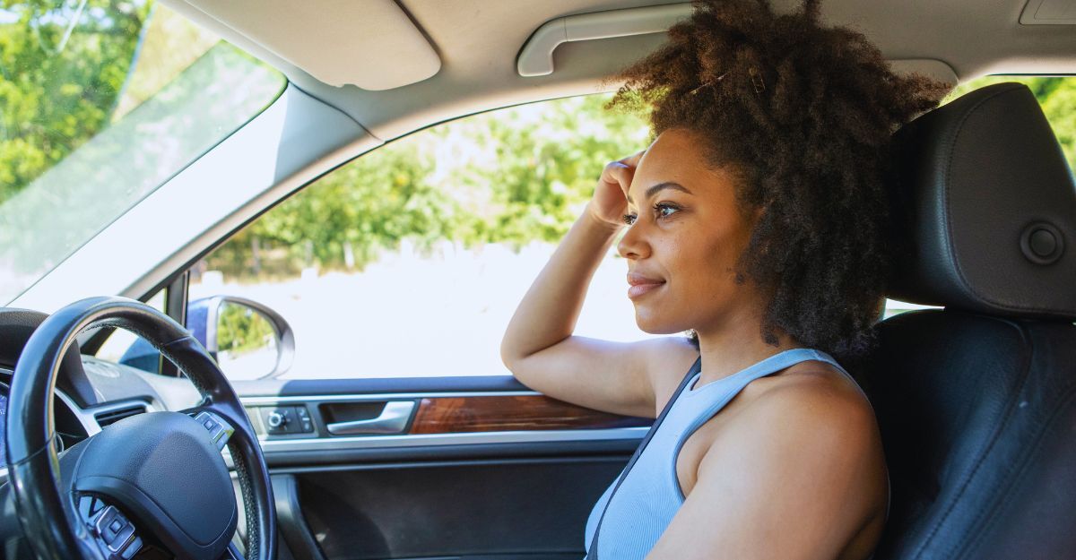 Donna in macchina che riflette sulla vita