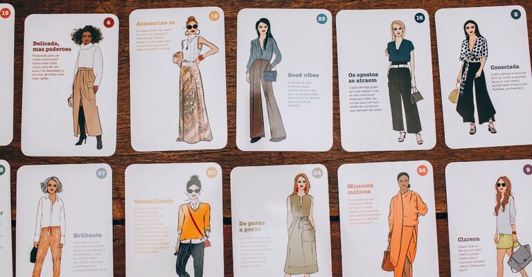 disegni di vestiti in una casa di moda