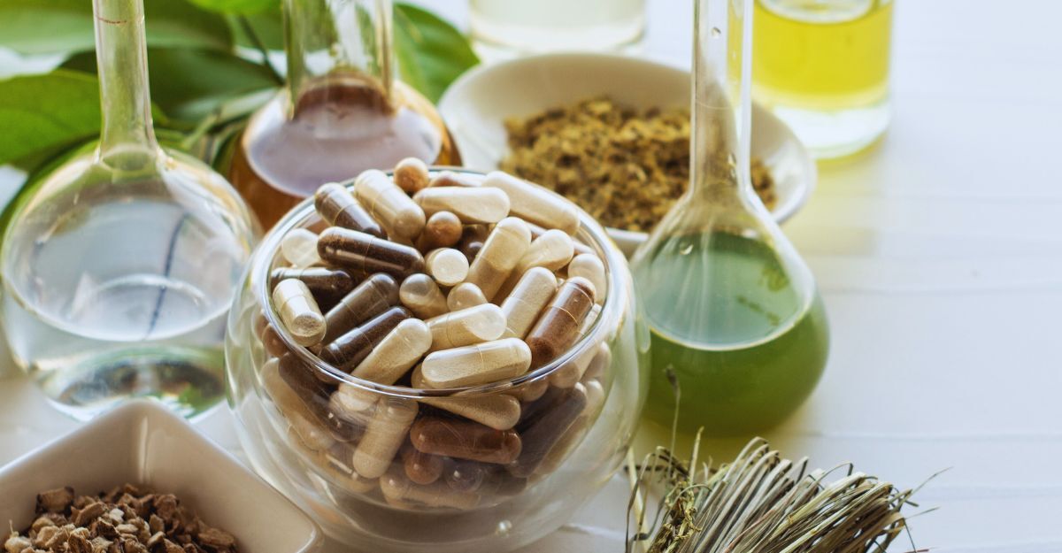 Contenitori di integratori in compresse e bottiglie di linfa e infusi