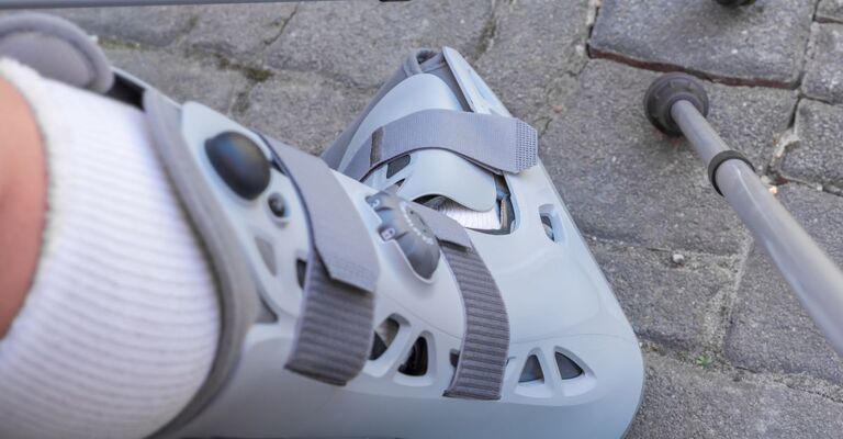 Una persona con un tutore al piede