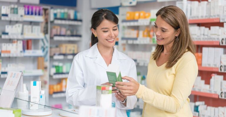 Farmaci per aumentare il desiderio femminile donna in farmacia chiede informazioni alla farmacista