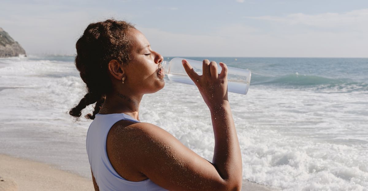ragazza-beve-di-fronte-al-mare