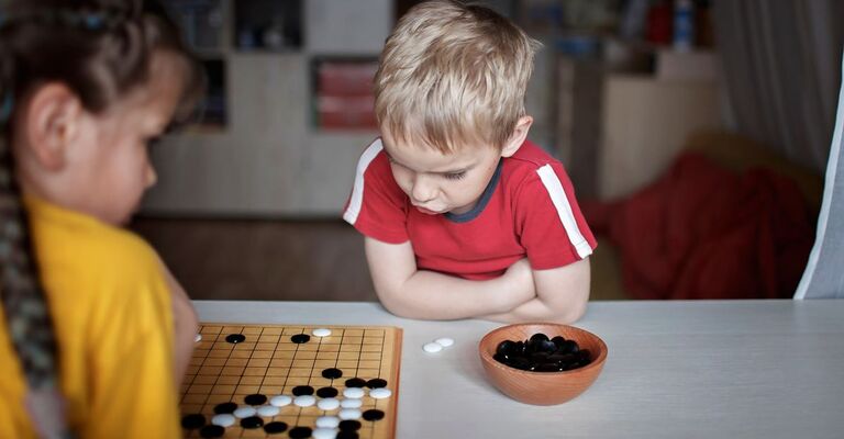 due bambini giocano a dama