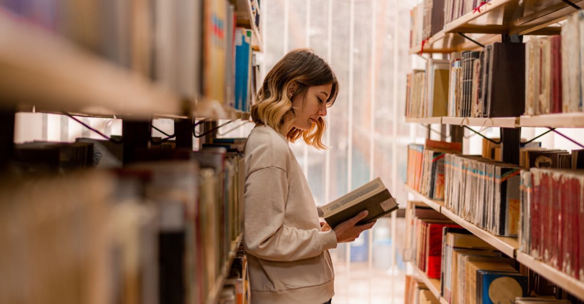 ragazza-legge-in-biblioteca