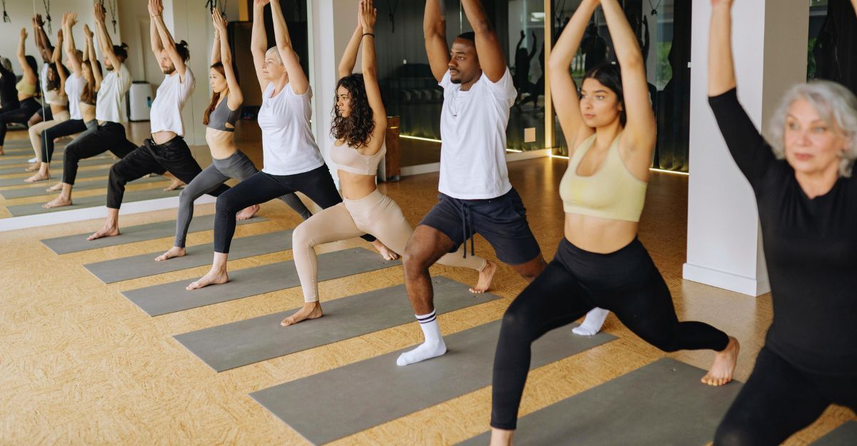 Tante persone di età, genere ed etnia diverse che eseguono esercizi di stretching in palestra