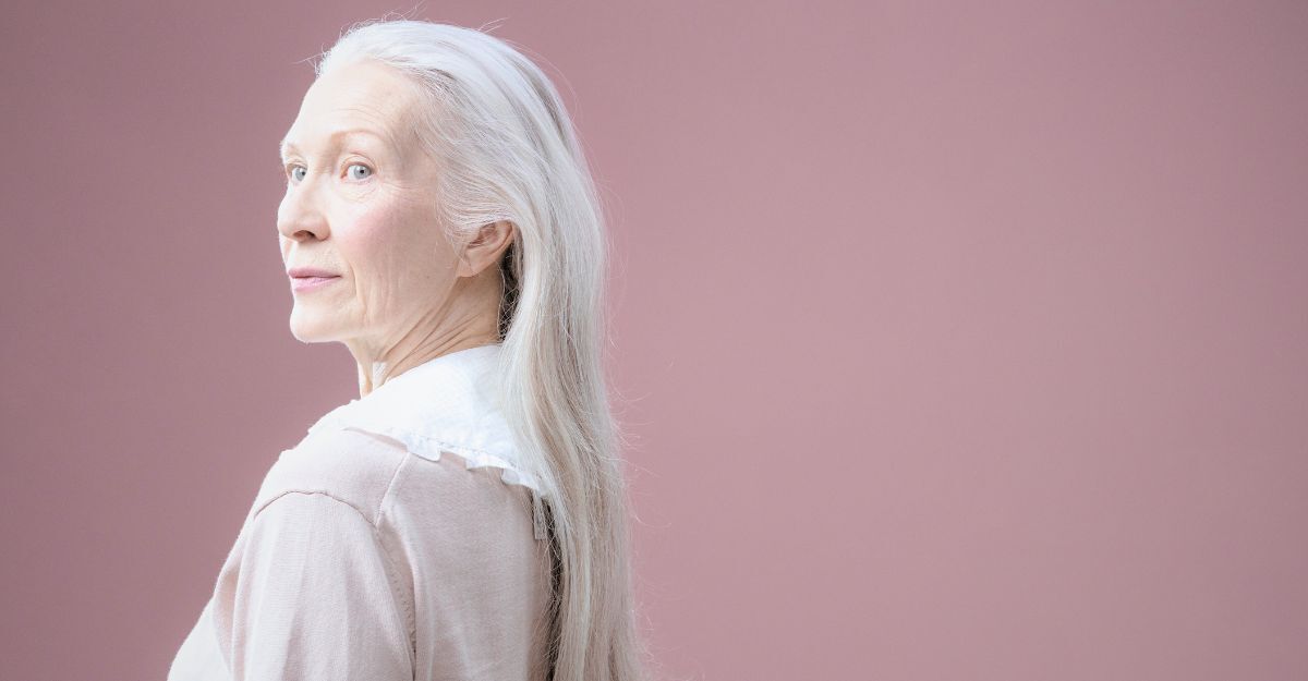 Una donna dai capelli fluenti grigi 