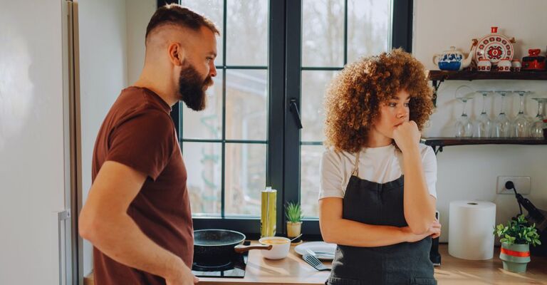 Una coppia in cucina che ha discusso e non riesce a comunicare