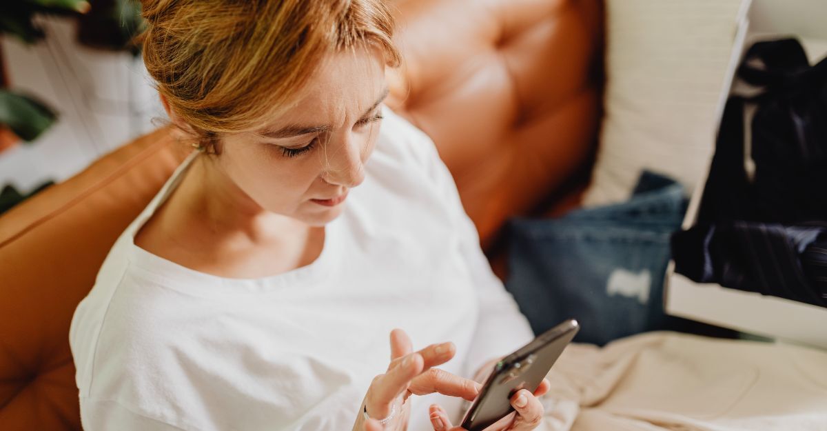 ragazza-scorre-immagini-sul-telefono