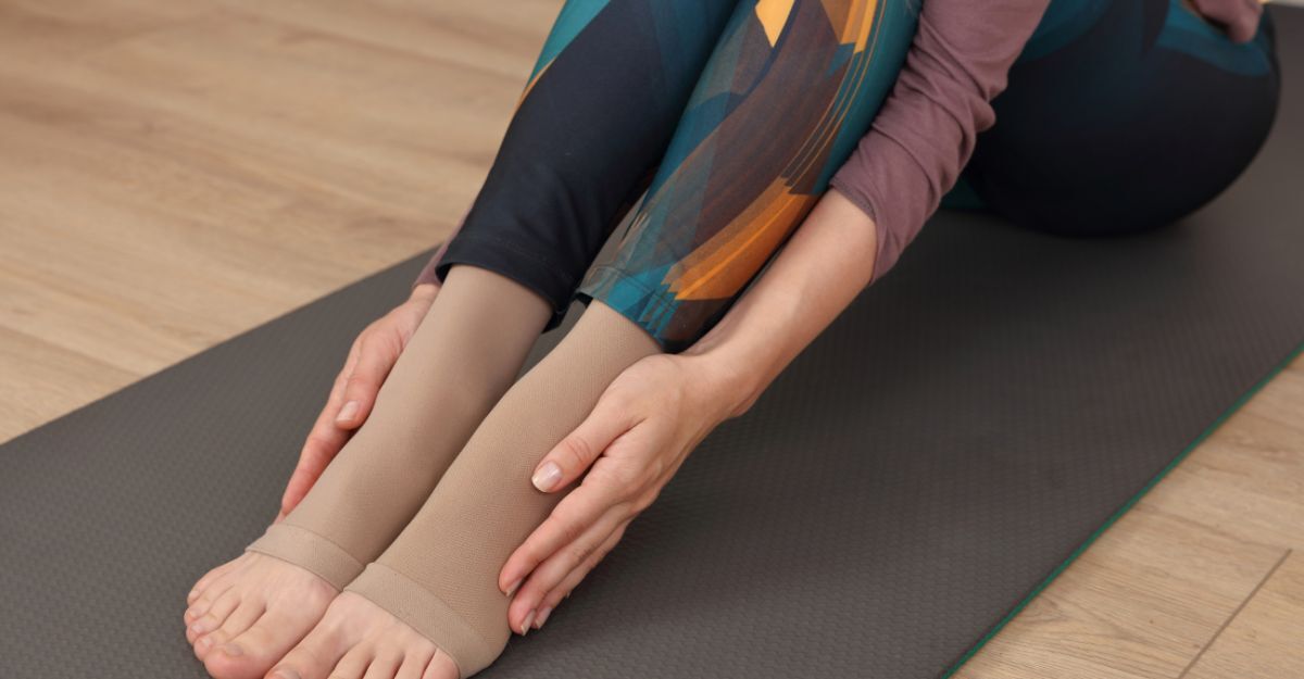 una che donna indossa le calze antitrombo