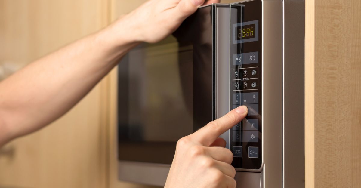 Una persona che sta usando il microonde
