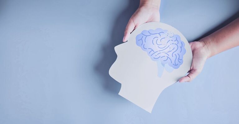 il disegno di un cervello in mano a un uomo