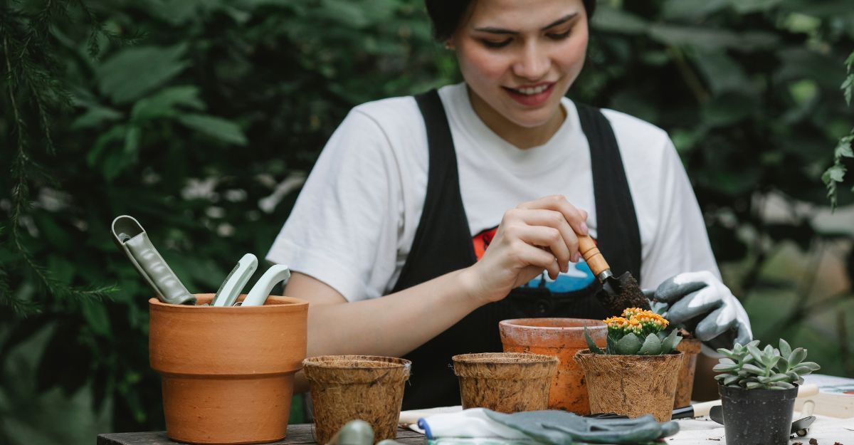 ragazza-pianta-in-un-vaso
