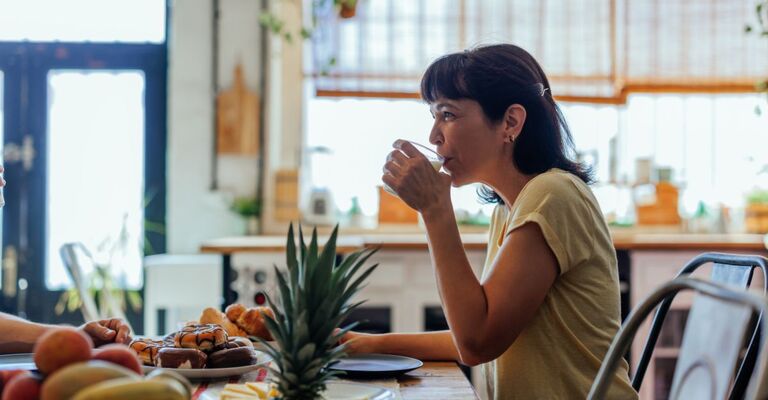 donna di mezza età mangia sano