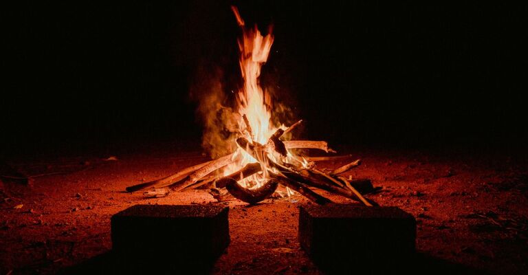 Pira di legno e fuoco che arde