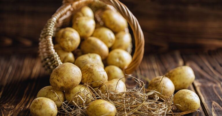Patate in un cesto di paglia