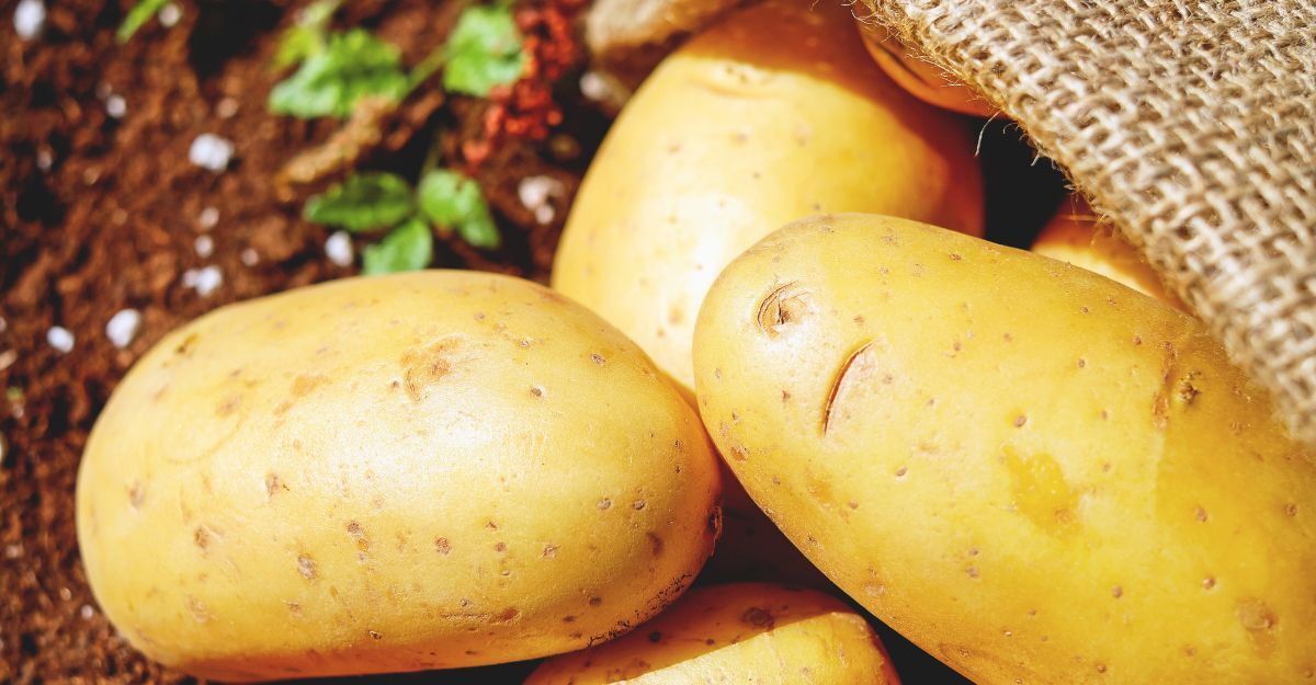 Patate che escono da un sacco