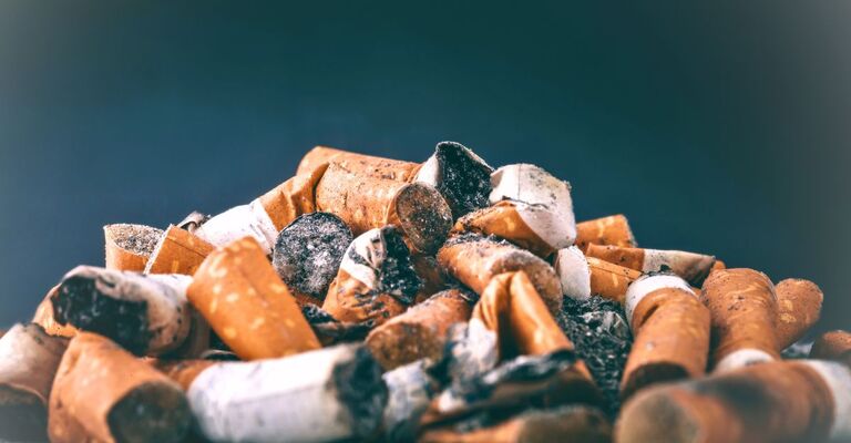 Un mucchio di sigarette consumate