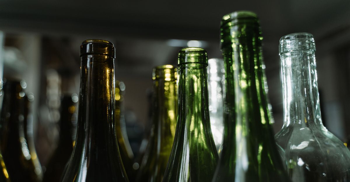 Delle bottiglie di vetro
