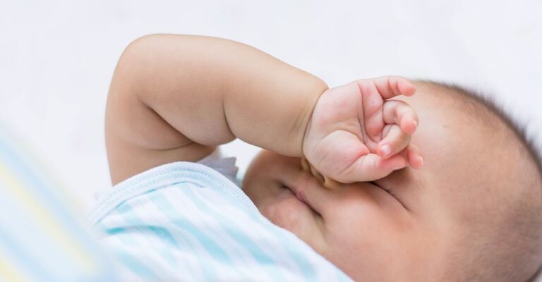 Una madre tiene in braccio un neonato