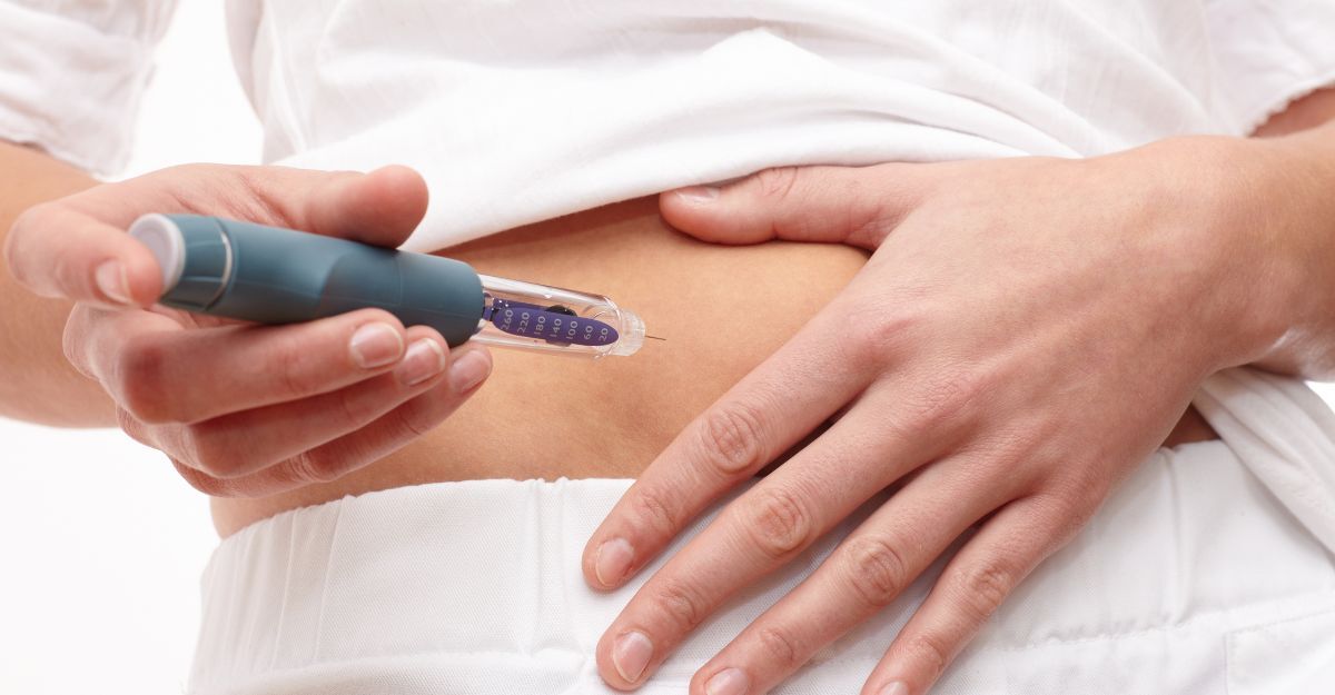 una donna che sta per iniettarsi l'insulina