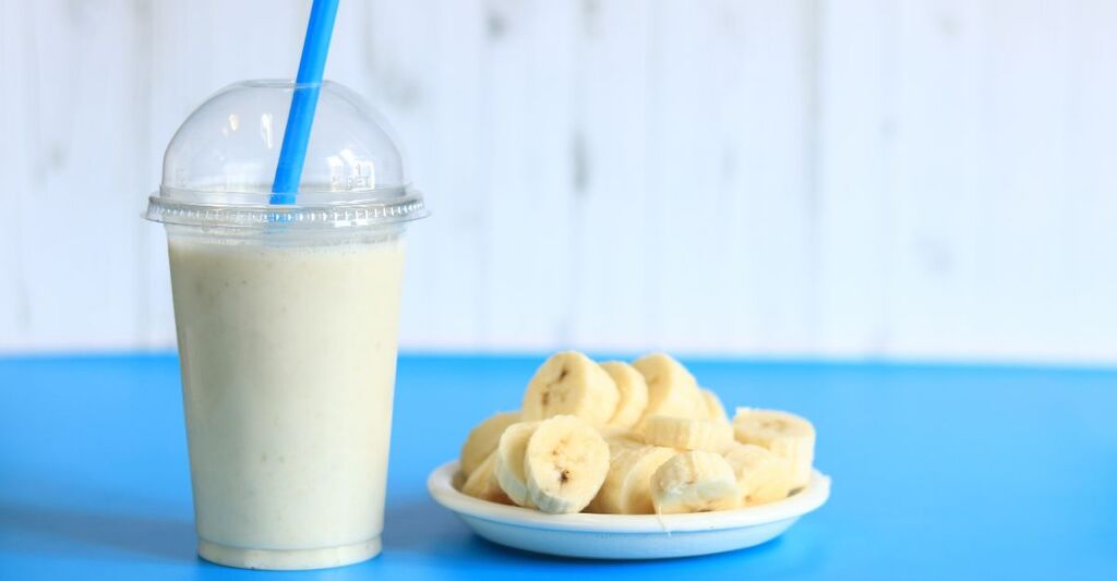 un frullato di banana e delle banane tagliate in una ciotola