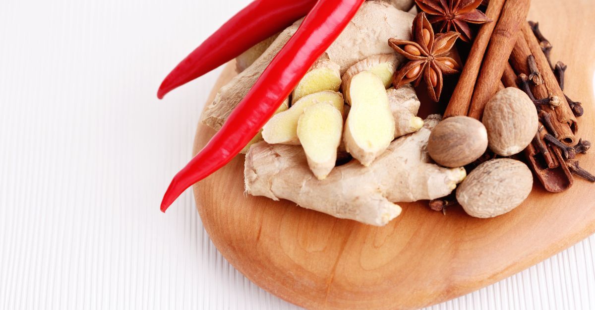 Zenzero, cannella e peperoncino su un tavolo