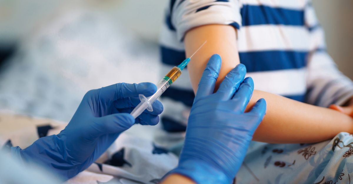 Un bambino a cui stanno facendo un vaccino