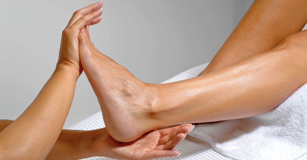 Massaggio terapeutico al piede per alleviare il dolore da metatarsalgia