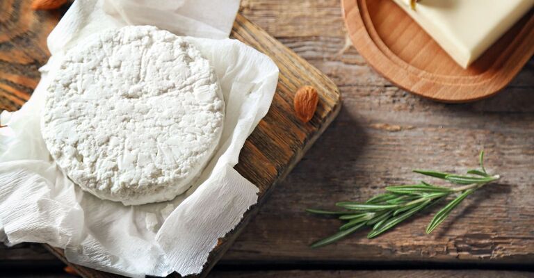 Formaggio di capra su un tagliere