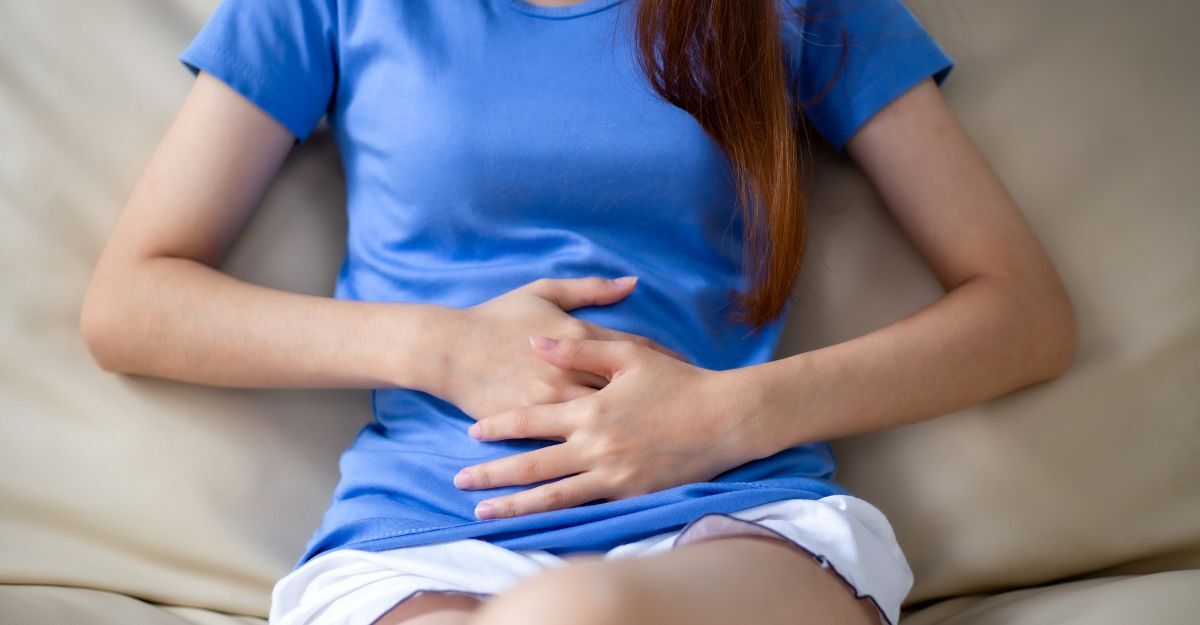 ragazza si tiene la pancia