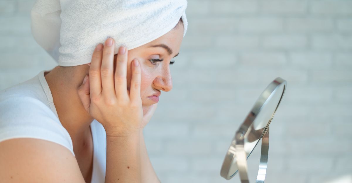 ragazza-si-guarda-allo-specchio