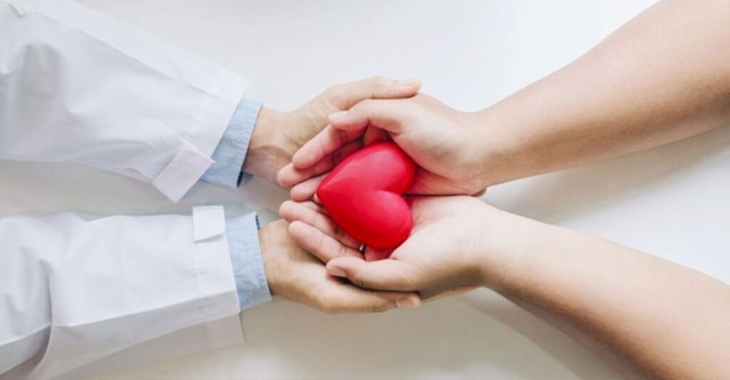 mani-che-tengono-un-cuore