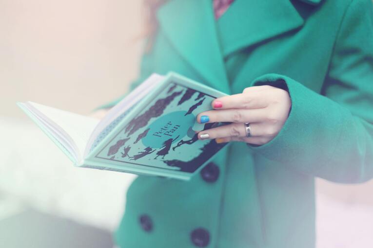 Una ragazza che legge Peter Pan